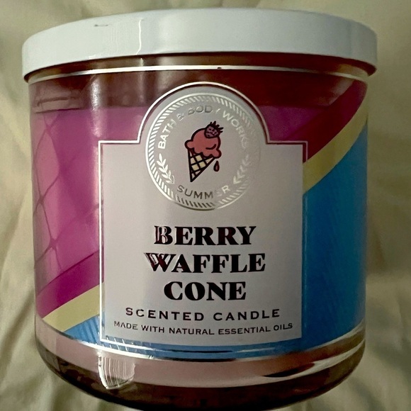 🆕BATH & BODY WORKS Berry Waffle Cone 3 Wick Candle*NEW Retired Summer Scent - Picture 1 of 4